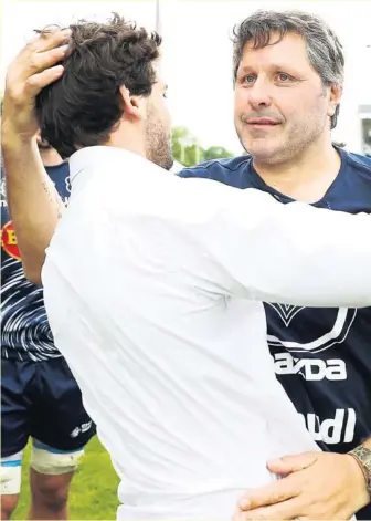  ?? Photo Icon Sport ?? Mauricio Reggiardo enserre Julien Hériteau. Le technicien argentin vient de vivre son dernier match sur le banc du SUALG, une aventure couronnée de succès.