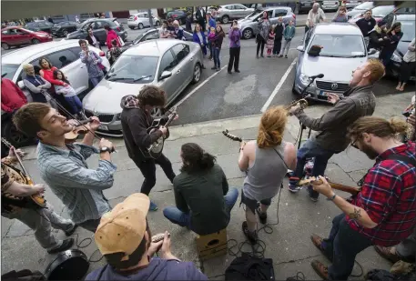  ??  ?? Members of the Galway Street Club in full flow outside Kearney’s Bar in Castleisla­nd on Saturday afternoon. Photo by: John Reidy