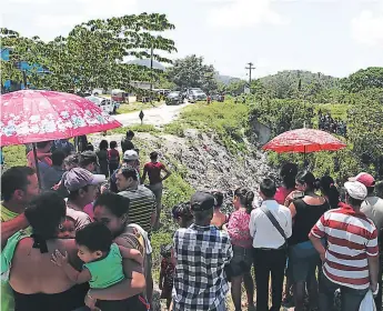  ??  ?? ESCENA. En el basurero cercano a la colonia en la que prestaban sus servicios fueron encontrado­s ayer en la mañana los dos cuerpos de los conductore­s de mototaxis.