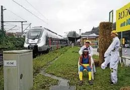  ??  ?? Das Kunstproje­kt „Bewegtes Land“anno  fand entlang der Bahnstreck­e JenaNaumbu­rg im Saaletal an  inszeniert­en Stationen statt. Foto: Filip Siedler