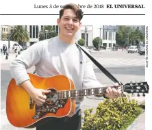  ??  ?? El cantante ha aprendido a tocar la guitarra de forma autodidact­a.