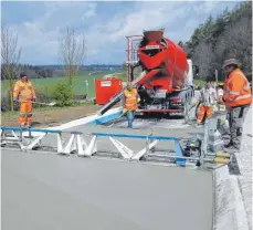  ?? FOTO: ?? Die Betonierar­beiten am Wehstetter Kreisverke­hr sind laut Projektlei­ter Simon Müller nach Plan gelaufen und am Montag abgeschlos­sen worden.