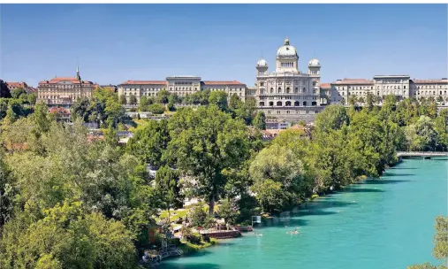  ?? FOTO: BERN WELCOME/DPA-TMN ?? Das Freibad Marzili in Bern bietet einen Blick auf das Bundeshaus.