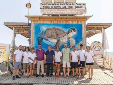  ?? ?? Akdeniz University Faculty of Fisheries Faculty Member Prof. Dr Mehmet Cengiz Deval (4R), Mayor of Manavgat Niyazi Nefi Kara (5L), Seher Akyol, founding president of Dekafok marine conservati­on centre (5R) and volunteers pose in front of Dekafok informatio­n and observatio­n centre.