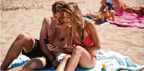 ?? Foto: Vodafone ?? Nicht ohne mein Smartphone: Das Handy muss mit in den Urlaub, logisch. Aber wahre Technik Freunde kümmern sich auch um das Zubehör.