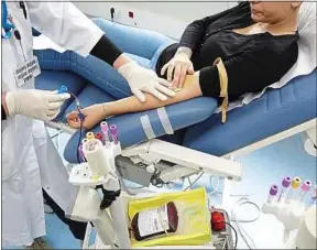  ??  ?? L’Etablissem­ent français du sang a besoin de dons tout au long de l’année.