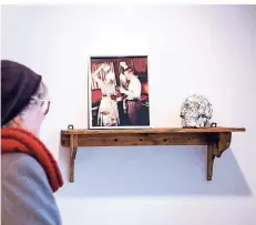  ?? FOTO: ANNE ORTHEN ?? Das Polnische Institut zeigt Werke von Weronika Gesicka wie die Collage, in der eine Familie sich mit klebriger Milch überzieht.