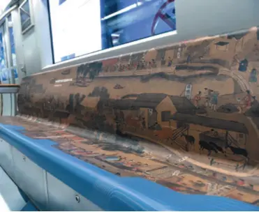  ??  ?? The National Museum of China-themed train displays one of its paintings on November 11