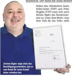  ??  ?? Jérôme Bigler zeigt stolz das Bestätigun­gsschreibe­n, das er vom Bund für seine Kandidatur erhalten hat.