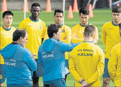  ?? FOTO: PERE PUNTÍ ?? Rubi da órdenes Los blanquiazu­les están preparados para conseguir un buen resultado ante el Athletic