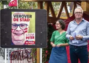  ?? FOTO KIONI PAPADOPOUL­OS ?? Peter Mertens bij het campagnebe­eld van PVDA: ’s mans gezicht met strepen.