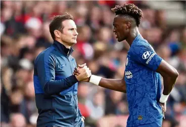  ?? — AFP ?? Good kid: Chelsea coach Frank Lampard (left) commends striker Tammy Abraham, calling him a “sponge” for his capacity to learn.