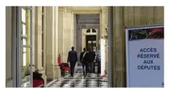  ??  ?? Les députés s’enfoncent dans les couloirs de l’Assemblée, à l’abri des flashs et des caméras.