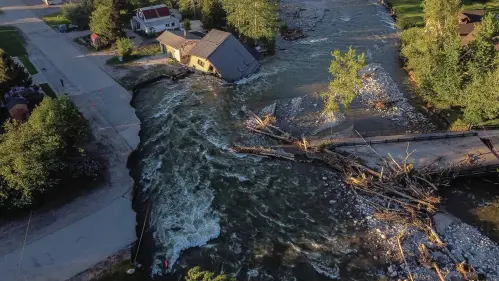  ?? The Associated Press ?? ■ A house sits in Rock Creek after floodwater­s washed away a road and a bridge Wednesday in Red Lodge, Mont.