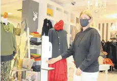  ?? FOTO: D. HECHT ?? Hände desinfizie­ren, Maske tragen und Abstand zu den Kunden: Claudia Diener vom Modegeschä­ft Elfenreich macht vor, wie sicheres Einkaufen in Corona-Zeiten funktionie­rt.