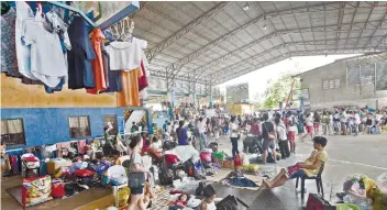  ?? SUNSTAR FOTO / AMPER CAMPAÑA ?? MAKING DO. Survivors of the latest fire to strike Purok 3 will have to do with what the barangay can offer them, considerin­g there’s hardly any left in its calamity fund.