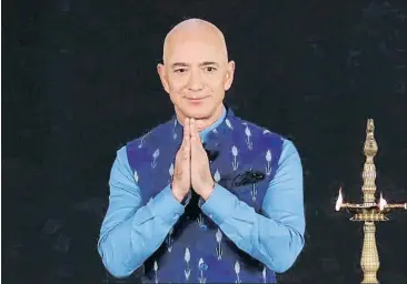  ?? ANUSHREE FADNAVIS / REUTERS / ARCHIVO ?? Jeff Bezos en un encuentro de Amazon en Nueva Delhi, en enero del 2020
