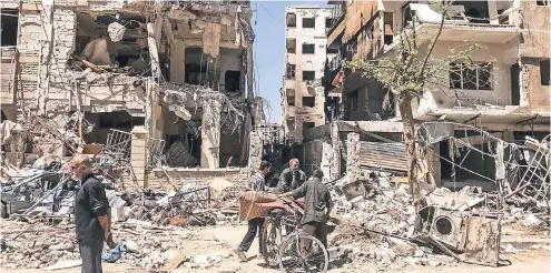  ?? FOTO: DPA ?? Diese Gebäude in der syrischen Stadt Duma sollen bei dem angebliche­n Giftgasang­riff zerstört worden sein.