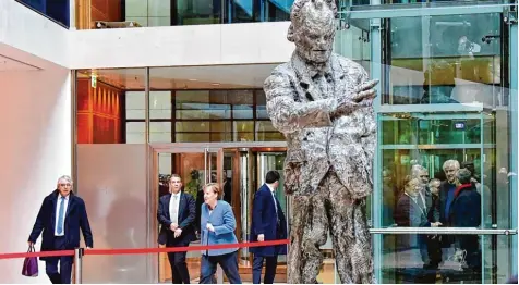  ?? Foto: Tobias Schwarz, afp ?? Das Unionsteam mit Angela Merkel, Armin Laschet und Horst Seehofer (rechts im Aufzug) kommt zur Marathonsi­tzung ins Willy Brandt Haus.