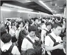  ?? AP/JAE C. HONG ?? Commuters get off at Shinjuku Station during morning rush hours on July 30 in Tokyo.