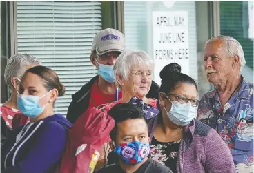  ?? BRYAN WOOLSTON / REUTERS FILES ?? People line up in Kentucky hoping to find assistance with their unemployme­nt claims in June, a time when many Americans were out of work due to the COVID-19 pandemic.