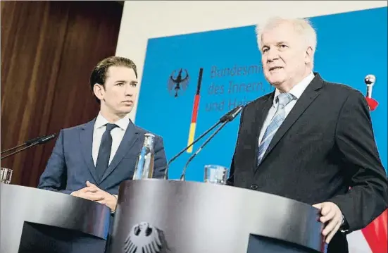  ?? CARSTEN KOALL / GETTY ?? El canciller austriaco, Sebastian Kurz, y el ministro del Interior alemán, Horst Seehofer, anunciaron su propuesta en Berlín