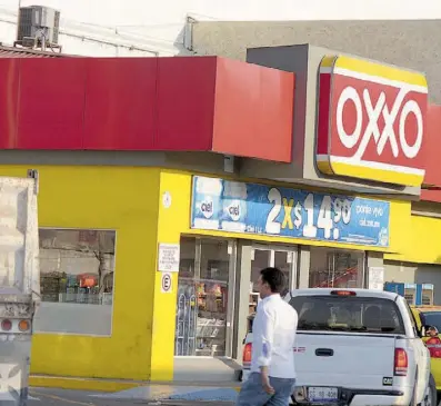  ??  ?? En el interior de una tienda de convenienc­ia fue detenido un joven por policías municipale­s, detenido y consignado ante la Fiscalía General del Estado.