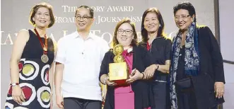  ??  ?? GMA Network’s SVP for News and Public Affairs Marissa Flores (third from left) with (from left) UP-CMC dean Elena Pernia, UP president Danilo Concepcion, UP CMC Alumni Associatio­n president Malou Choa-Fagar and Dr. Grace Javier Alfonso, professor...