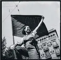  ?? ARXIU CAMPAÑÀ ?? Una barricada d’uns nens darrere de la Universita­t de Barcelona l’agost del 1936
Icona. Durant anys aquesta imatge ha estat un emblema llibertari, i no se sabia que era de Campañà