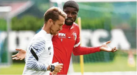  ?? Foto: Klaus Rainer Krieger ?? Am Mittwoch gestikulie­rte Kevin Danso noch, als er mit Reha‰Trainer Andreas Bäumler Runden laufen musste. Mittlerwei­le hat der FCA‰Spieler das Trainingsl­ager des Bun‰ desligiste­n in Walchsee verlassen, weil er im Testspiel nicht antreten wollte.