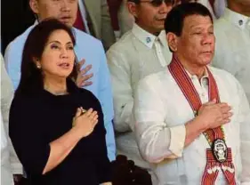  ?? (Foto Agensi) ?? Keputusan menjadikan Robredo (kiri) pengerusi bersama sebuah jawatankua­sa antara agensi memerangi narkotik adalah ikhlas, menurut Duterte (kanan).