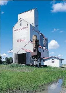  ?? BRYAN SCHLOSSER ?? Wooden grain elevators, like the one at Kronau, southeast of Regina, have been put on the National Trust for Canada’s endangered places list for this year.