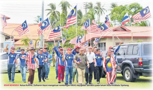  ??  ?? EDAR BENDERA: Ketua Konvoi, Zulhanin Hasni mengetuai rombongan KMJG mengedar bendera pada laluan Kota Kinabalu-Sipitang.