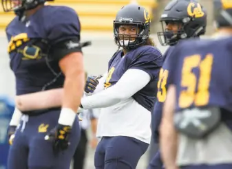  ?? Paul Chinn / The Chronicle ?? Cal defensive lineman James Looney (center), who is on the watch list for the Bronko Nagurski Trophy, could follow his brother Joe into the NFL after this season.