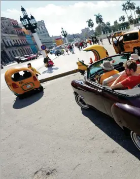  ??  ?? DOS CARAS. La Cuba para turistas tiene autos pintoresco­s y permite las banderas estadounid­enses. La otra es bastante más pobre, pero rica en cultura.