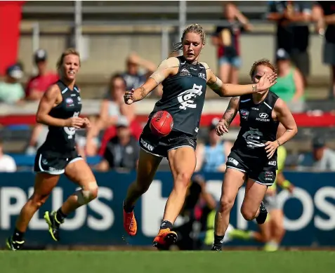  ?? GETTY IMAGES ?? Tayla Harris, the focus of much discussion in Australia last week, kicks downfield during Cartlon’s win over the Dockers.