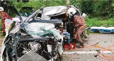  ?? [FOTO IHSAN BOMBA] ?? Keadaan kenderaan SUV yang remuk selepas terbabas dan merempuh pokok dalam kemalangan di Lebuh AMJ berhampira­n Bukit Lintang, semalam.