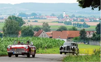  ??  ?? Zu einem Großereign­is entwickelt hat sich die Oldtimer Rallye durch das Augsburger Land – auf dem Foto sind die Schnauferl bei Dinkelsche­rben unterwegs. Jetzt stehen Termin und Route für die 2018er Tour fest.