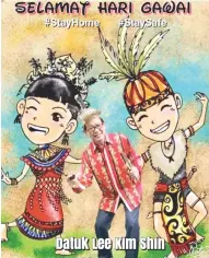  ??  ?? PENGERAMI GAWAI ‘NORMA’ BARU: Lee mantaika ajat iya dikena meri sukung iya maya ngintu pengerami Gawai Dayak lebuh PKPB.