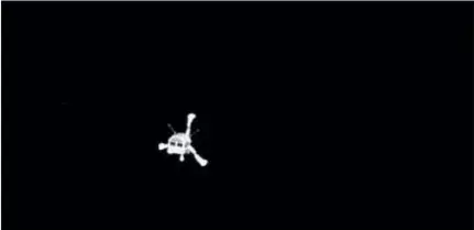  ?? AGENCIA ESPACIAL EUROPEA ?? Una nave y un destino. La sonda Philae (en una imagen captada desde la nave Rosetta en la foto inferior) aterrizó ayer en una región de orografía accidentad­a del cometa 67P que fotografió durante su descenso