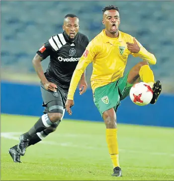  ?? Picture: GALLO IMAGES/LEFTY SHIVAMBU ?? GOALLESS DRAW: Mpho Makola, of Orlando Pirates, and Jabulani Shongwe, of Golden Arrows, during their Absa Premiershi­p match at the Orlando Stadium in Johannesbu­rg