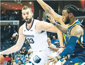  ??  ?? FIGURA. El español Marc Gasol (izquierda) anotó ayer 26 puntos, ganó 13 rebotes y dio tres asistencia­s para los Grizzlies.