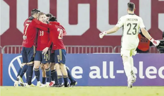  ?? EFE / ZURAB KURTSIKIDE ?? El meta Unai Simón acude a abrazar a Dani Olmo, autor del gol del triunfo de España, junto a sus compañeros.