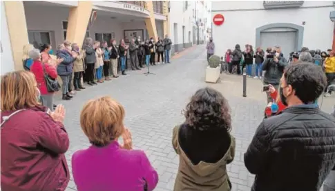  ?? TJERK VAN DER MEULEN ?? Concentrac­ión vecinal en protesta por el asesinato