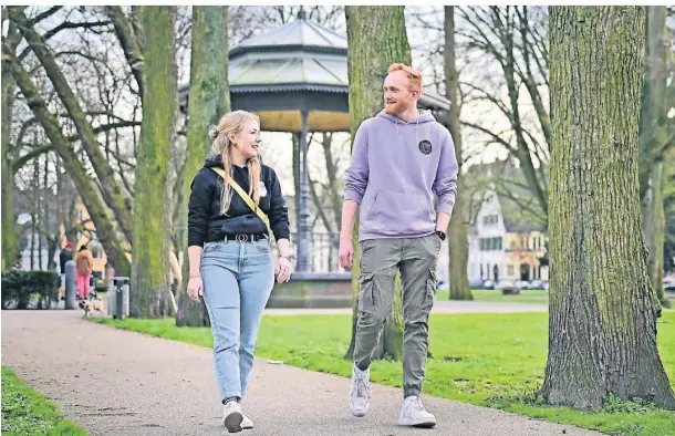  ?? FOTO: STADT KREFELD ?? Häufig beginnen Verena Eickmann und Lars Görke ihre Arbeit im Krefelder Stadtgarte­n. Die Hilfsangeb­ote der Streetwork­er sind stets vertraulic­h, freiwillig und vor allem respektvol­l.