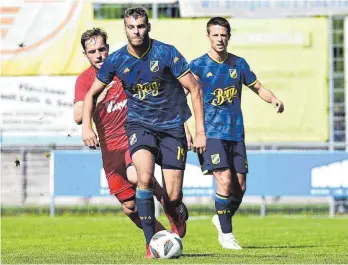  ?? FOTO: SCHERWINSK­I ?? Die Flucht nach vorne trat der SSV Ehingen-Süd (hier Julian Neu, blau) gegen den FC Holzhausen an. Am Ende ging dem Verbandsli­gisten bei der 1:3-Niederlage allerdings etwas die Puste aus.