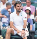  ??  ?? Stan Wawrinka clutches an ice pack to his troublesom­e left knee.