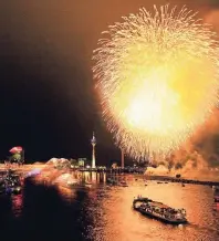  ?? FOTO: DÜSSELDORF TOURISMUS GMBH ?? Der Goldregen ist traditione­ll der Schlusspun­kt des japanische­n Feuerwerks am Rheinufer.