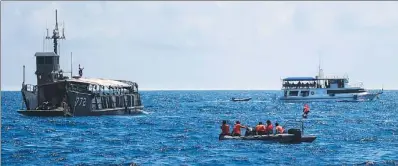  ?? ZHANG SHIBO / FOR CHINA DAILY ?? Chinese and Thai crews (clockwise from top) work on search and rescue on Sunday in the waters off Phuket, Thailand, near the site of Thursday’s deadly capsizing of two ships.