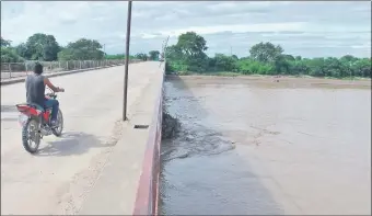  ??  ?? En Pozo Hondo surgió preocupaci­ón por la estabilida­d del puente. Técnicos del MOPC sostienen que la estructura no registra riesgos y que se encuentra firme.